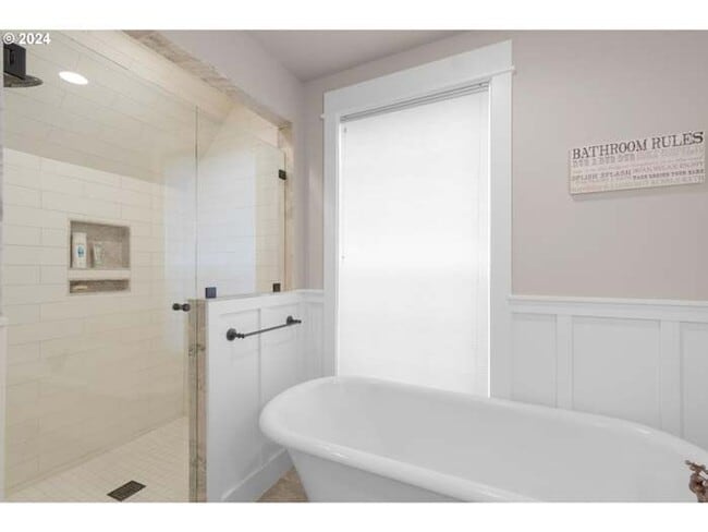 Building Photo - Beautifully updated, furnished home with wrap around porch and Columbia River Views!