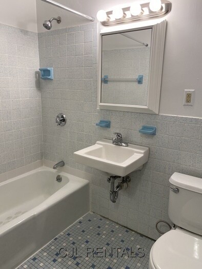 Building Photo - 71 Montvale Ave