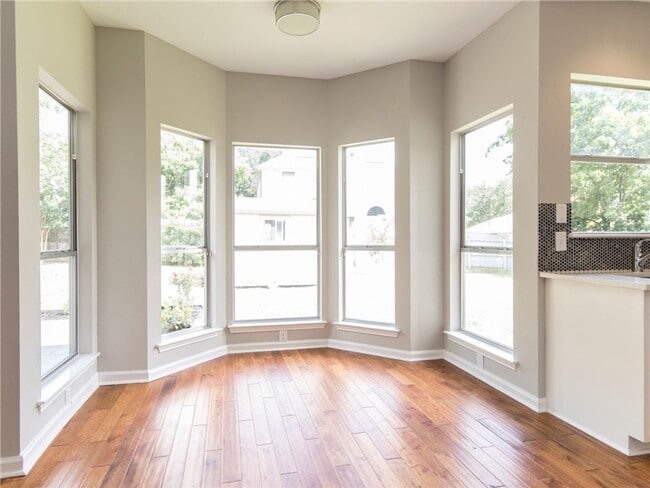 Building Photo - Gorgeous 3 bedroom, 2 story home!