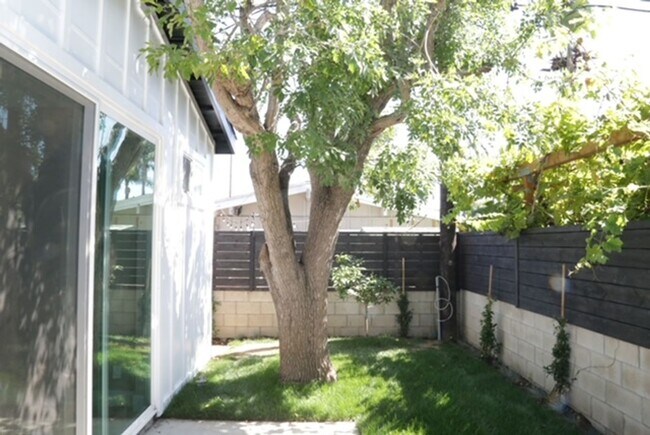 Building Photo - Center (729)