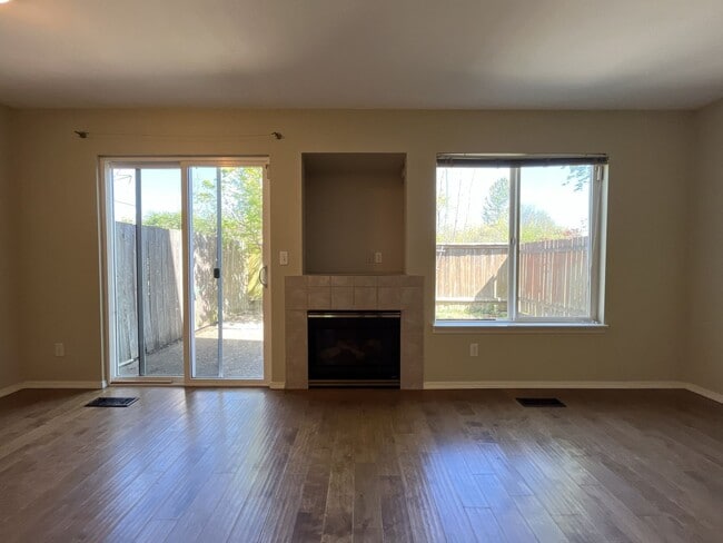 Building Photo - Spacious 3 Bedroom Home with Open Layout, Vaulted Bedrooms & Trail Access