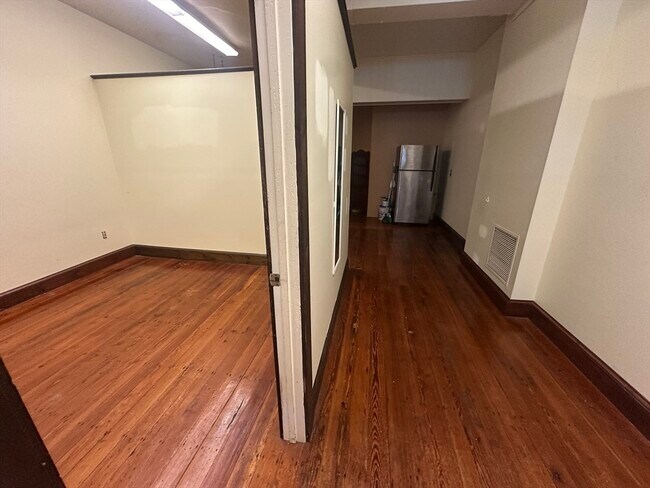 Building Photo - 3 Elm St