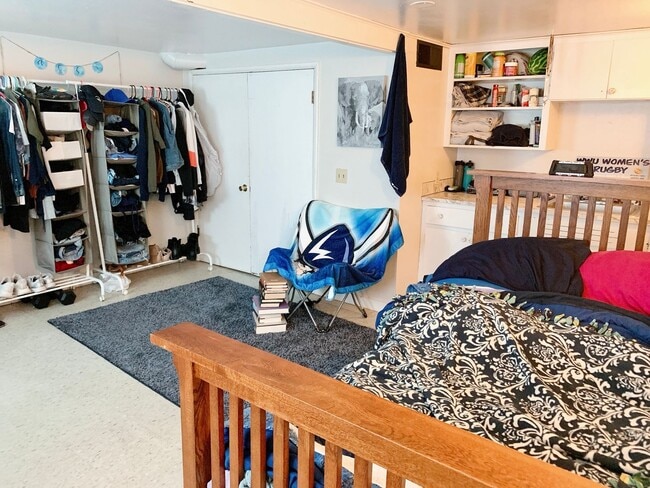 Building Photo - PRELEASING: Classic N Garden 6 bdrm/3 bath near WWU North Campus