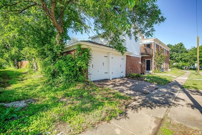 Building Photo - Efficiency Garage Apartment in the Histori...