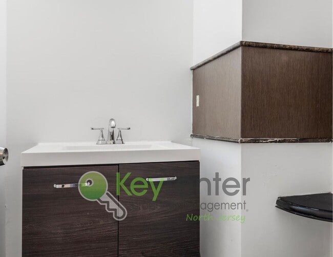 Building Photo - No Broker Fee | Modern 3-Level Townhome with River Views in Wallington