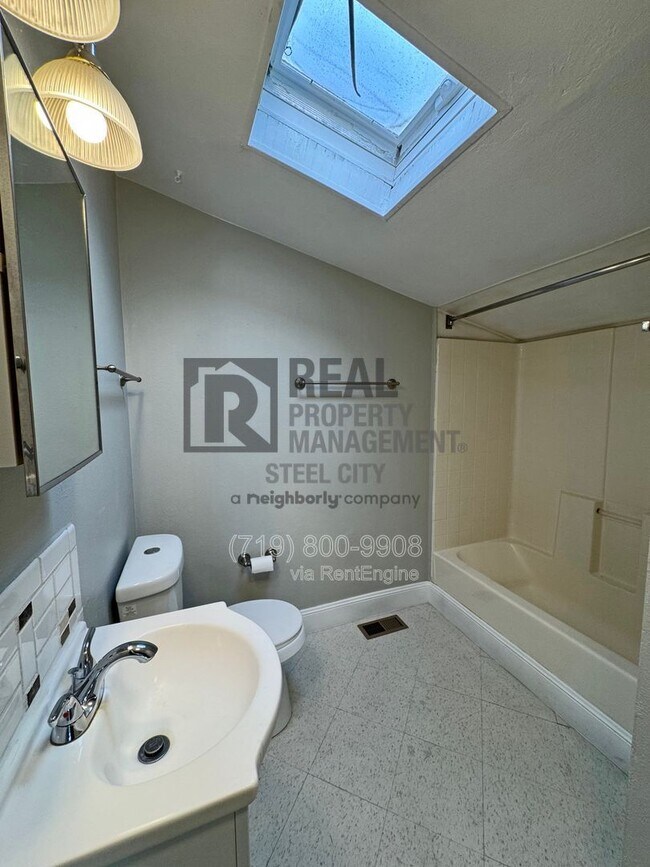 Building Photo - 1626 E Routt Ave