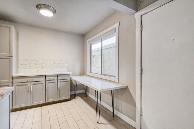 Building Photo - Upgraded 1 Bedroom Condo Near Freeway with Community Pool