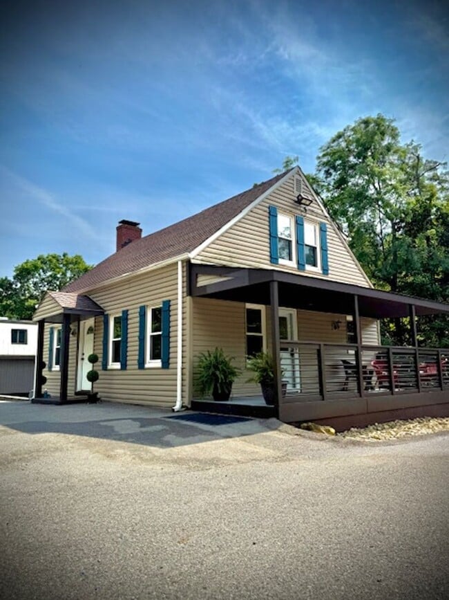 Building Photo - Updated, spacious 1 bedroom 1 bath located...