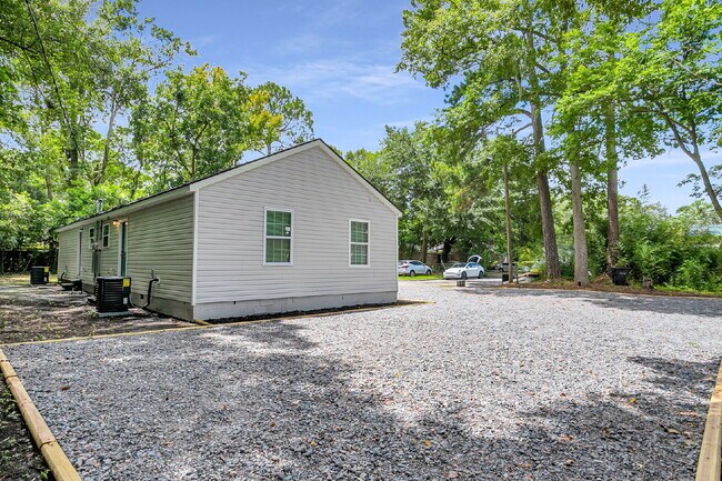 Building Photo - Updated Duplex on quiet street close to downtown.