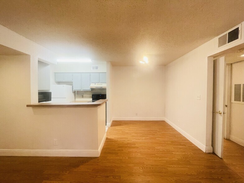 Building Photo - 2736 S University Dr
