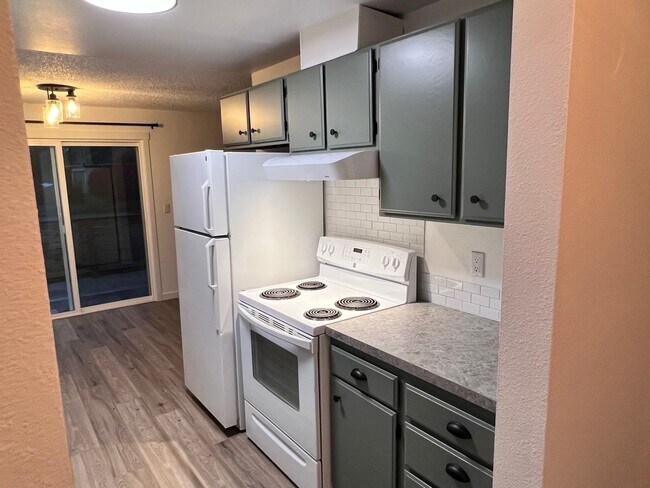 Building Photo - Duplex Must See Stunning Updated 2BR/1BA/1 car garage Avail. June 5th