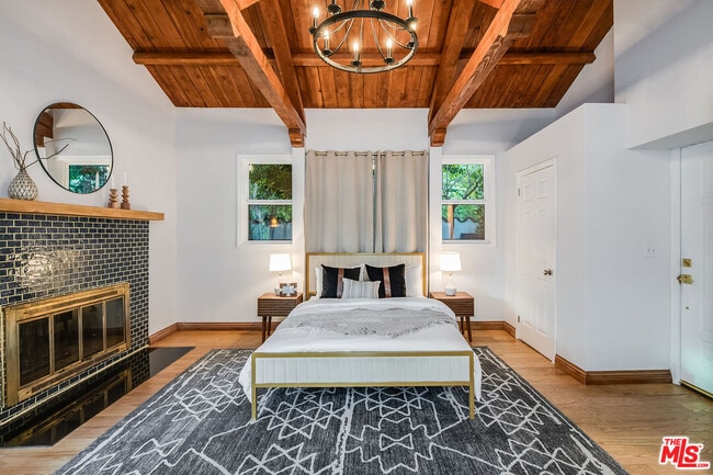 Building Photo - 3323 N Knoll Dr