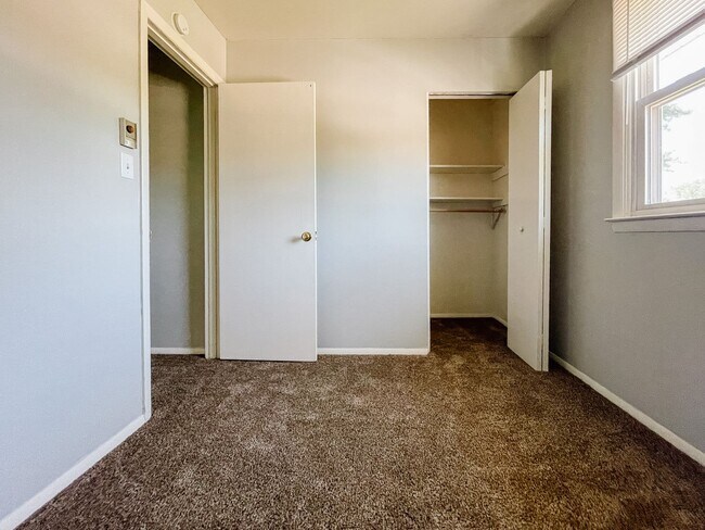 Building Photo - 8200 & 8202 W Butternut Rd