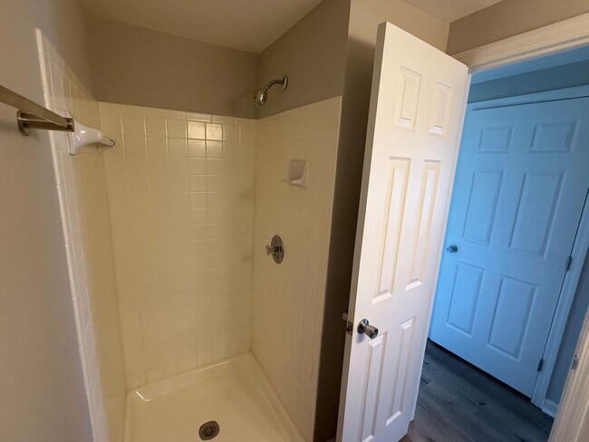 Building Photo - 3 BEDROOM CONDO. Walking Distance to Unive...