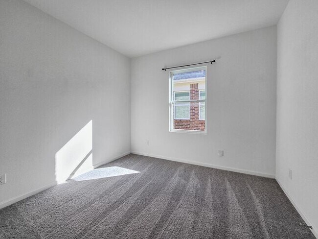 Building Photo - 3BR House • 2-Car Garage • In-Unit Washer/Dryer in Crowley