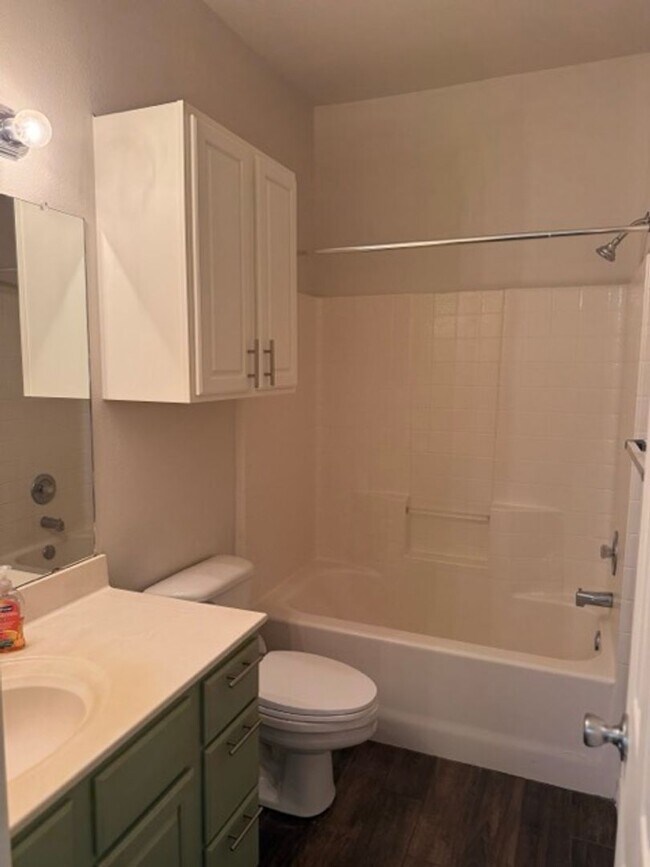 Building Photo - Living Just Blocks from Baylor University