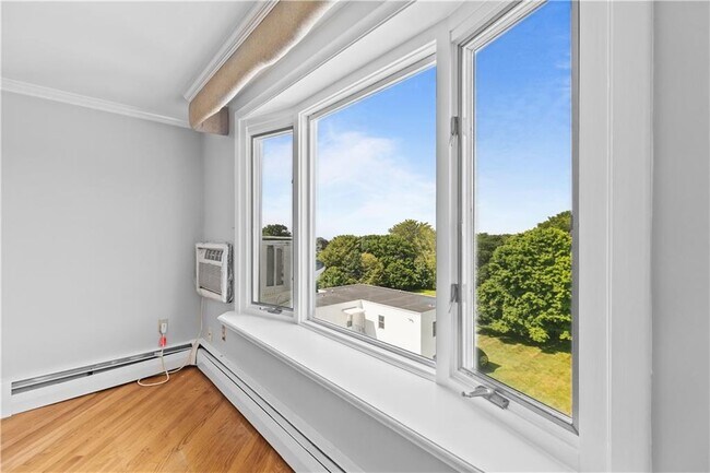 Building Photo - 553 Bellevue Ave