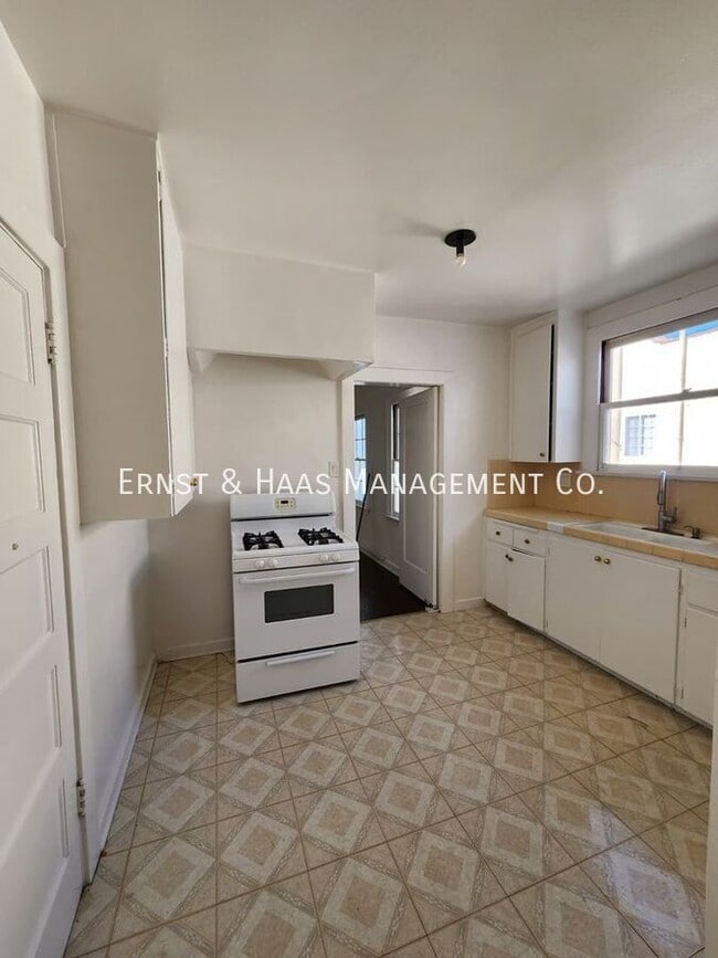 Building Photo - 528 N Kenmore Ave