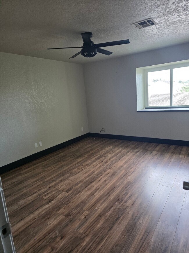 Building Photo - 1325 Eastgate Dr