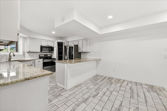 Building Photo - 5025 Romford Dr