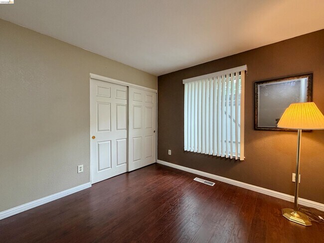 Building Photo - 7 Goldmeadow Ct