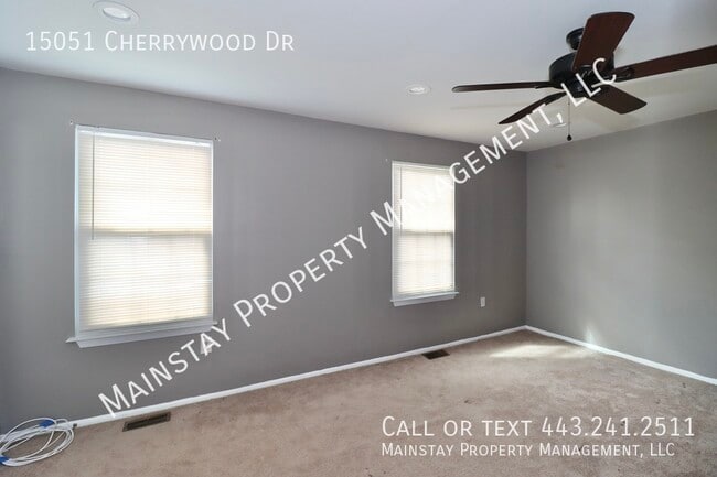Building Photo - Updated End Unit Townhome W/ Fenced in Yard!