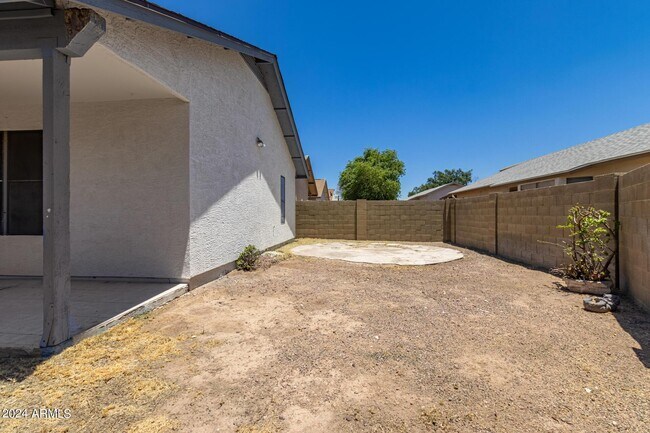 Building Photo - 8827 W Amelia Ave