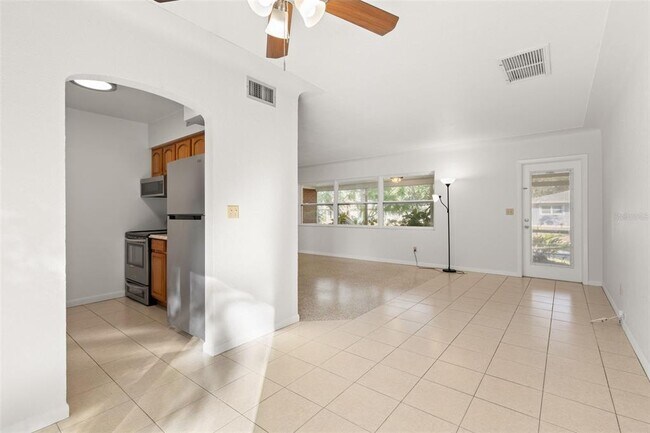 Building Photo - 885 James St