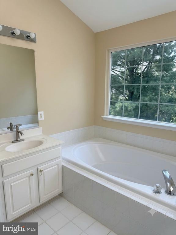 Building Photo - 5820 Shady Oak Ln