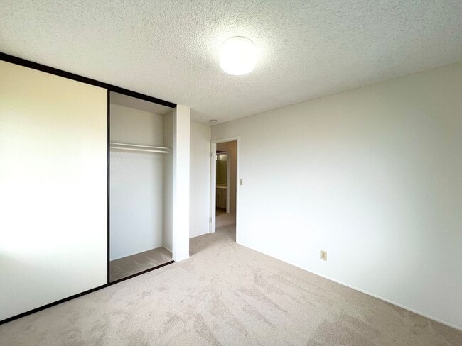 Building Photo - Spacious 5br/2.5ba House w/enclosed yard &...