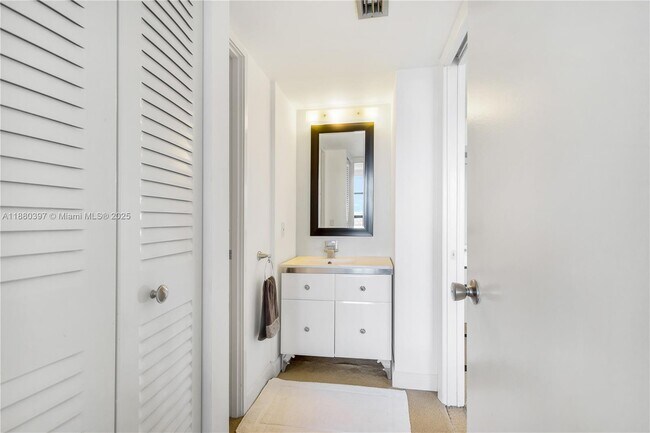 Building Photo - 3701 N Country Club Dr