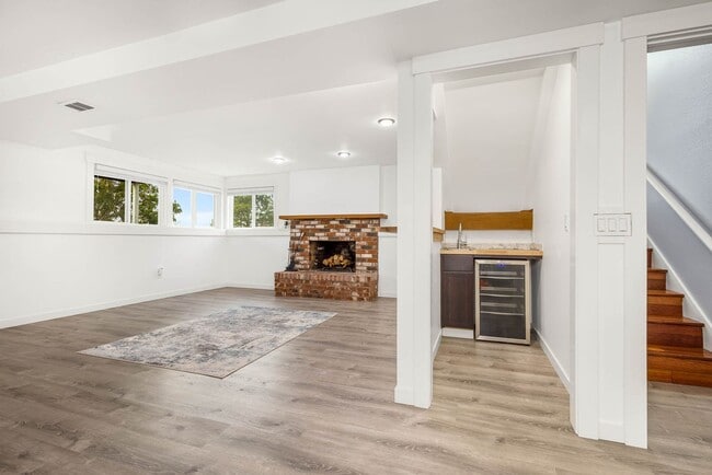 Building Photo - 1014 Crest Pl