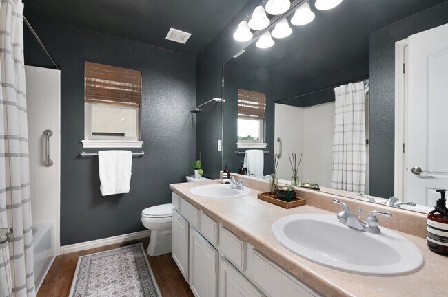 Building Photo - Elegant Mountain-View Retreat in Stone Cro...