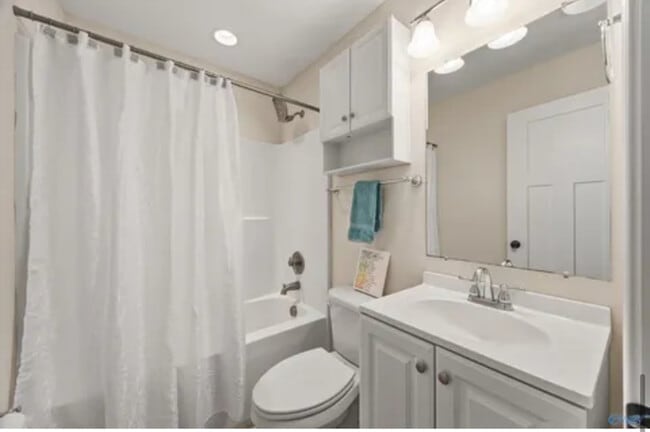 Building Photo - 2807 Talon Cir
