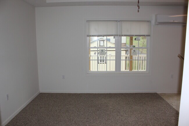 Building Photo - One Bedroom Garden Apartment