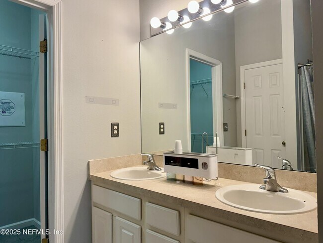 Building Photo - 580 Crystal Way