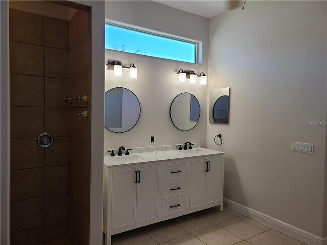 Building Photo - 9996 Cherry Hills Ave Cir