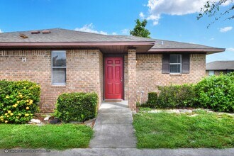 Building Photo - ***1st MONTH RENT FREE! Cute 1 Bedroom Apartment In Eagle Lake