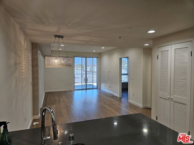 Building Photo - 105 S Mariposa Ave