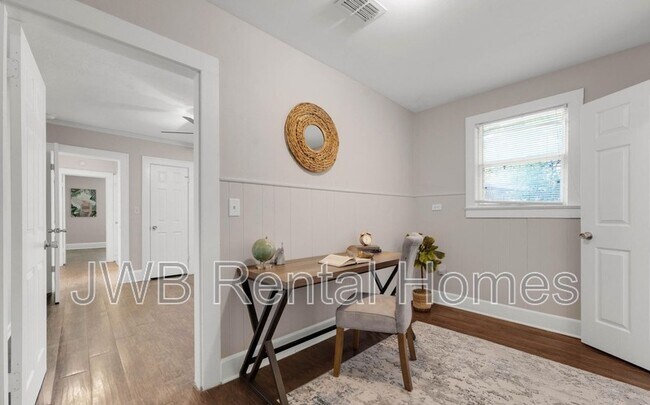 Building Photo - 472 W 66th St