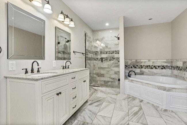 Building Photo - Gorgeous 3BD/3.5BA Uptown Home with A Large Fenced in Backyard