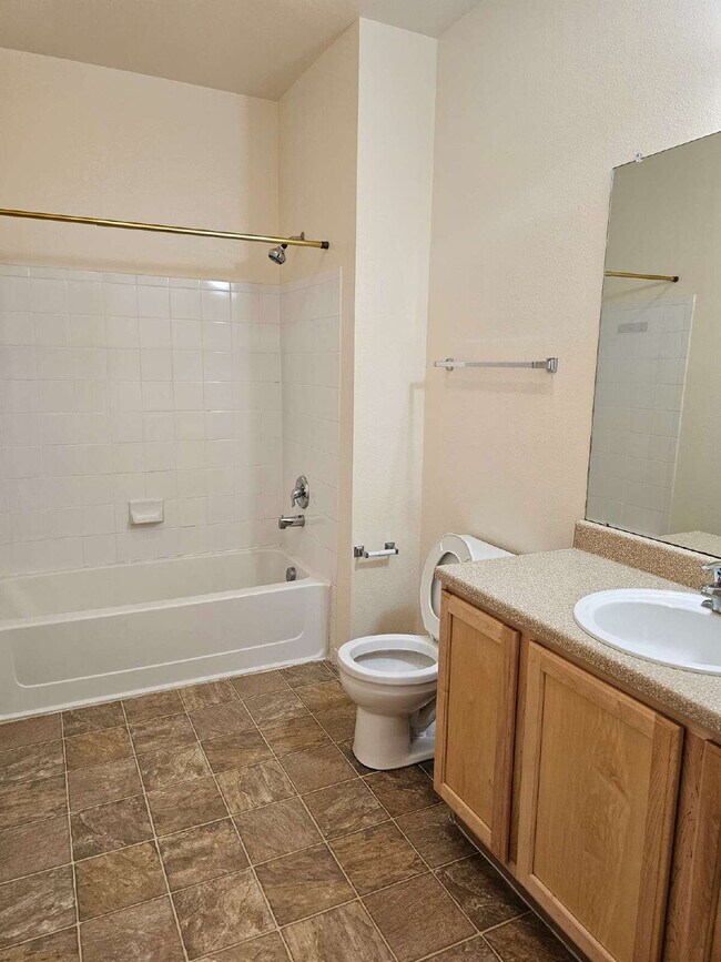 Building Photo - Convenient and Spacious 2BR/2BA in Park Hill of Denver