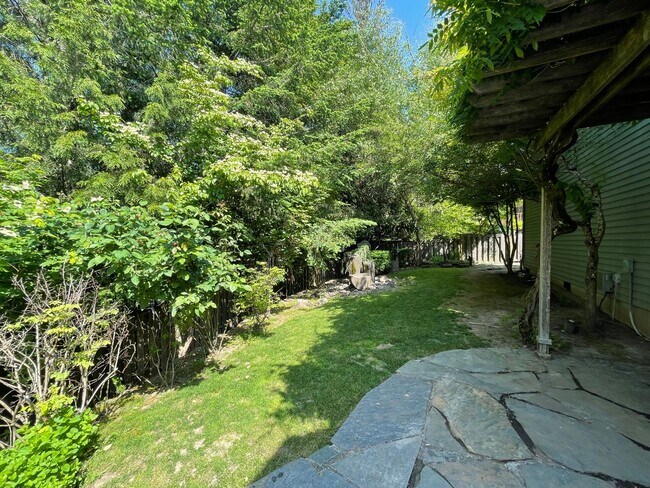 Building Photo - Custom Traditional Home in Montreux Neighborhood 3Bd/2Ba Home with 3 Car Garage!! Close to Cedar ...