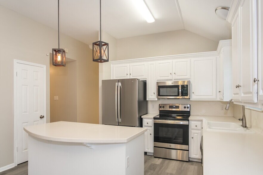 Building Photo - 200 Woodstone Dr