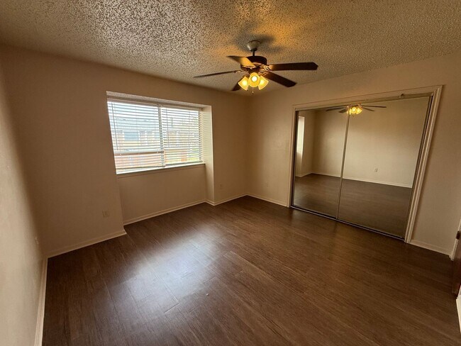 Building Photo - 8911-8913 GSRI Ave