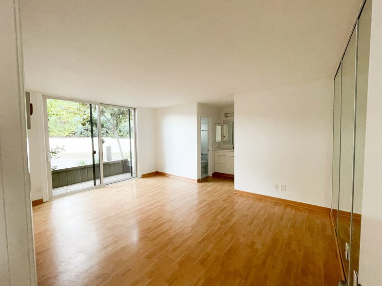 Building Photo - 4242 6th Ave