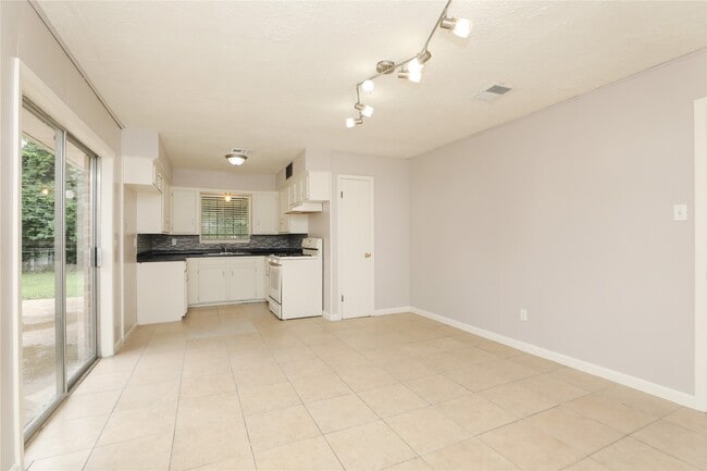 Building Photo - 134 Memory Ln