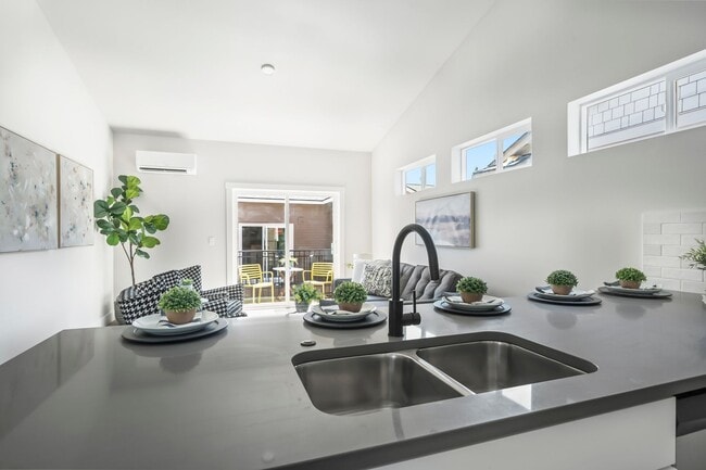 Building Photo - 2 Bed/1 Bath Duplex Apartment with Two Car...