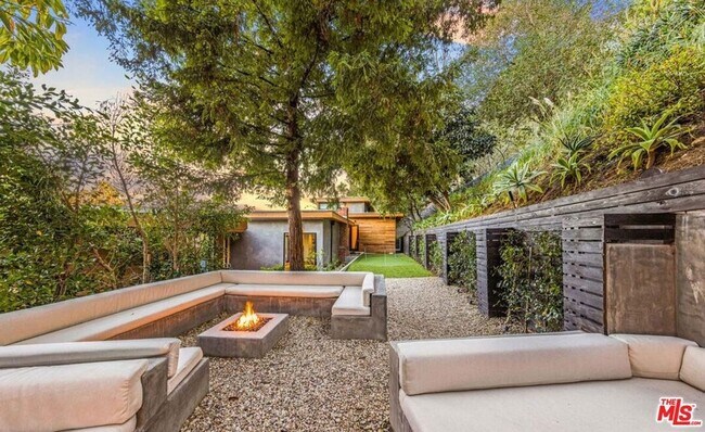 Building Photo - 727 N Beverly Glen Blvd