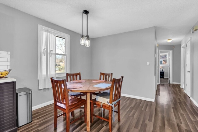 Building Photo - 215 Aster Dr